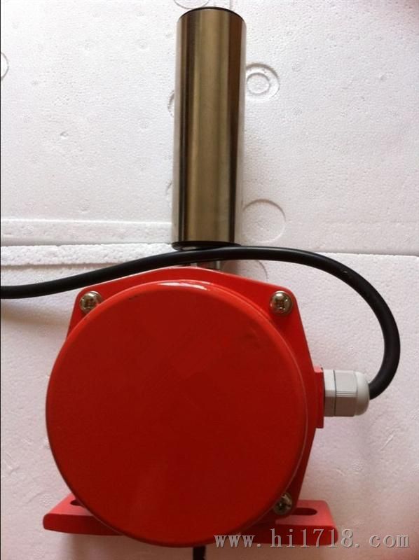 兩級跑偏開關XLLP-1，
兩級跑偏開關工作原理
兩級跑偏開關安裝在皮帶輸送機兩側、距離皮帶機首尾端部1~3m的地方。當皮帶跑偏時，皮帶邊緣壓向檔輪，迫使檔輪偏轉，使限位開關動作。為減少檔輪與皮帶的摩擦，檔輪的本體是由軸承制作的。
當發生輕微跑偏事故時（15°），兩級跑偏開關的第一組觸點動作，發出事故預告信號。
當發生嚴重跑偏事故時（30°），兩級跑偏開關的第二組觸點動作，可使輸送機自動停車。，二極防偏開關（圖）