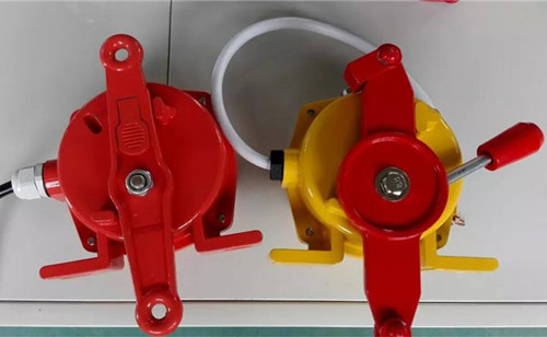 手動,
我們來看看拉繩開關是怎么工作的吧。拉繩開關是由拉桿,復位柄,凸輪,微動開關以及鎖槽組成的,雙向拉繩開關它的工作也是這幾個部分一起運作才能夠完成的。拉繩開關是安裝在皮帶輸送機的兩側的機架上面,然后使用鋼絲繩沿著輸送機的兩側將開關進行一個連接,雙向拉繩開關當工作中的輸送機設備要發(fā)生緊急事故的時候,在現(xiàn)場的人就拉動鋼絲繩,這個時候鋼絲繩就牽動驅動臂旋轉,通過傳動軸帶動扭力彈簧使得精密的凸輪發(fā)生移位,然后驅動開關切斷機器的控制線,通過這一系列的動作雙向拉繩開關讓在工作的機器停止下來,保護人身安全。,雙向拉繩開關動作可靠、性能穩(wěn)定、頻率響應快、使用壽命長、抗干憂能力強、防水、防震、耐腐蝕等特點。廣泛應用于機械、礦山、紡織、印刷、化工、冶金、輕工、閥門、電力、保安、鐵路、航天等各個行業(yè)。并具有常規(guī)的產品現(xiàn)貨,本產品Z、S型采用移動凸輪結構,當拉動任意一側拉繩時,便驅動凸輪,使開關動作轉換發(fā)出停機信號,1型采用自動復位,2型采用手動復位。雙向拉繩開關注意事項:1、接線聯(lián)接可靠,絕緣密封。2、拉繩開關安裝完畢后,兩側拉繩松緊適宜,撓度小,拉拉繩后,開關能可靠復位。,自動拉繩開關.jpg 手動,自動拉繩開關.jpg