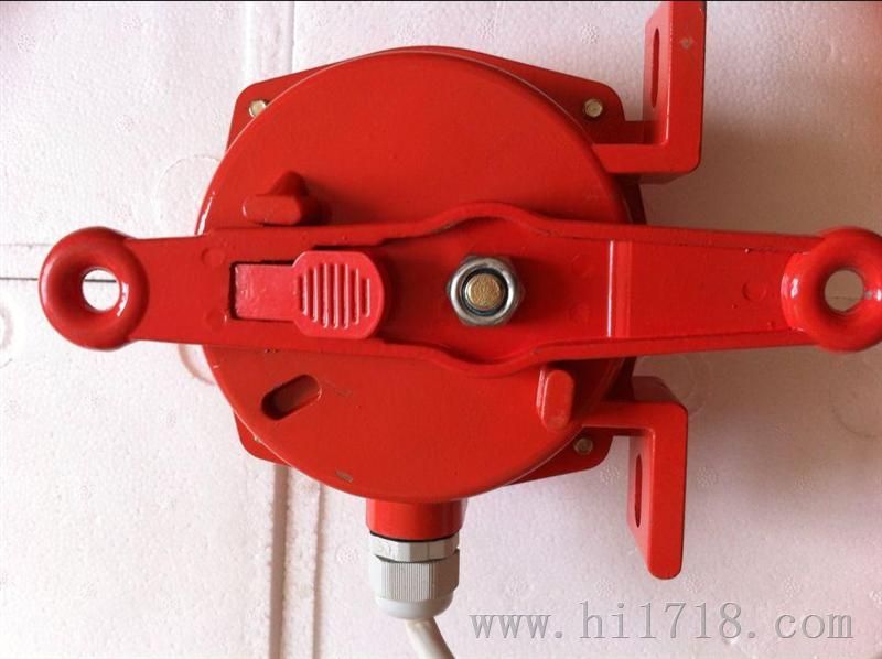 HFKLT2-S，雙向拉繩開關，優質供應商，產品特征：雙向拉繩開關采用鋁合金精密鑄造殼體，強度高、重量輕。外殼防護達到IP67,可在惡劣環境中工作。受權用進口微動開關觸點容量大、動作靈敏、可靠。拉繩開關主要用于帶式傳送機安全保護及防止膠帶對周邊人員造成傷害，雙向拉繩開關如下：1緊急停機：當膠帶機在運行過程中出現異常情況時，只要拉一下就近的停機線纜就可以將膠帶機下來，避免人身或設備事故的發生。2 雙向拉繩開關禁置啟動：當維修人員沒有撒離或淌存其他異常情況時，只要將拉繩開關鎖定在停機位置，就不用擔心膠帶機被誤啟動，檢修人員的安全也就有了保證。雙向拉繩開關產品使用于電力、煤礦、建材、碼頭冶金等行業，專門從事散料輸送的帶式輸送機。，廠家