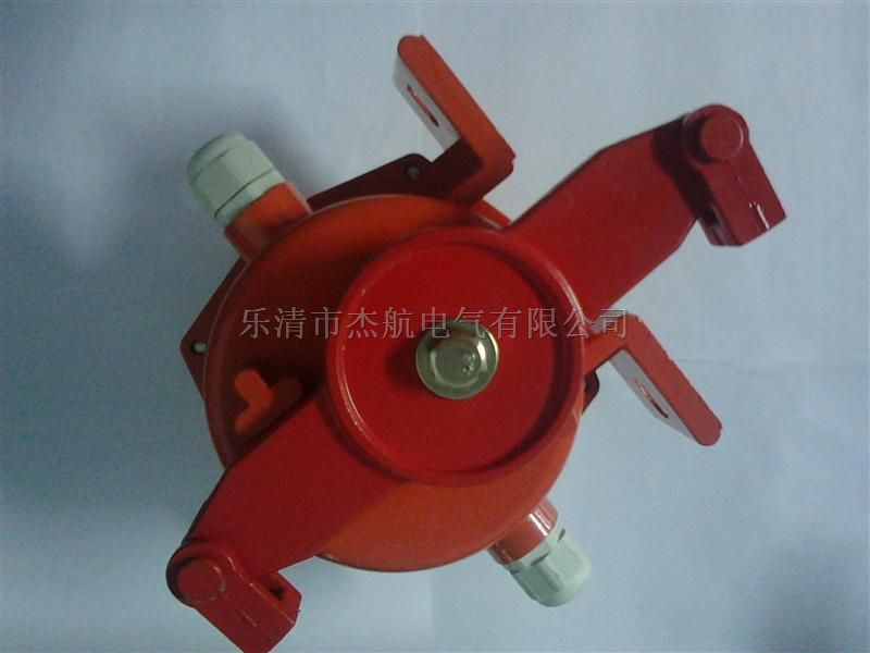 LXA-02GKH-T2-F,雙向拉繩開關(guān),拉繩開關(guān)又叫做緊急停機開關(guān),一般在一些企業(yè)里面在使用,不過現(xiàn)在有的農(nóng)村也還在使用這種雙向拉繩開關(guān),雙向拉繩開關(guān)是一種開關(guān)型的傳感器,一般是用于皮帶輸送機,包裝生產(chǎn)線,起重機,挖掘機以及水平給料機。雙向拉繩開關(guān)屬于一種現(xiàn)場緊急事故停機的一種保護裝置,當(dāng)有緊急事故發(fā)生的時候,人們在現(xiàn)場沿線任意的地方就可以拉動拉繩開關(guān),拉動拉繩的時候就可以發(fā)出停機的信號,從而使的機器停止運作,達到保護人身安全的作用,這種開關(guān)雖然現(xiàn)在是多數(shù)用于企業(yè),不過有的家庭仍然在使用。今天我們就來了解一下拉繩開關(guān)的結(jié)構(gòu)和安裝的方法吧。,安全開關(guān) LXA-02GKH-T2-F,雙向拉繩開關(guān),拉繩開關(guān)用于帶式輸送機發(fā)生事故時,能緊急停止輸送機的一種開關(guān),當(dāng)發(fā)生緊急事故或需要檢修而停機時,可于沿線任意位置拉動鋼絲繩,使輸送機停機。拉繩開關(guān)防護等級可達IP67,采用進口微動開關(guān), “微動開關(guān)”達到100萬次,采用國際領(lǐng)先的國際結(jié)構(gòu)避免了開關(guān)動作時傳動軸直接摩擦殼體或軸套,造成間隙增大,造成密封不嚴(yán)或卡死的情況,大幅延長拉繩開關(guān)使用壽命;傳動軸采不繡鋼材質(zhì)強度高,表面光滑;殼體表面精工烤漆,不易脫落無異味;操作桿精鑄成型,避免焊接,內(nèi)置銅質(zhì)襯套,整體光潔強度高等等。雙向拉繩開關(guān)具有壽命長、靈活實用、安全可靠、檢修方便等特點。當(dāng)維修人員沒有撒離或存在其它異常情況時,只要將雙向拉繩開關(guān)開關(guān)鎖定停機位置,就不用擔(dān)心膠帶機被誤啟動,維修人員的安全就有了保障。雙向拉繩開關(guān)表面經(jīng)特殊處理后可用于酸、碘、鹽區(qū)域,鍍鎳表面用于強腐蝕區(qū)域。,安全開關(guān)